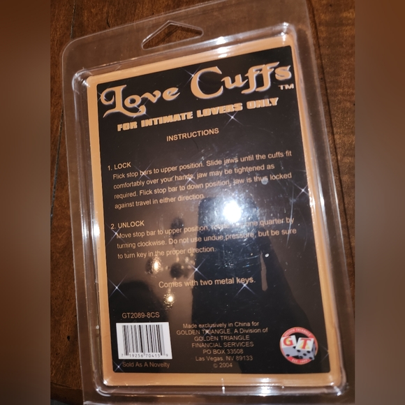 Fuzzy love cuffs - Picture 2 of 3